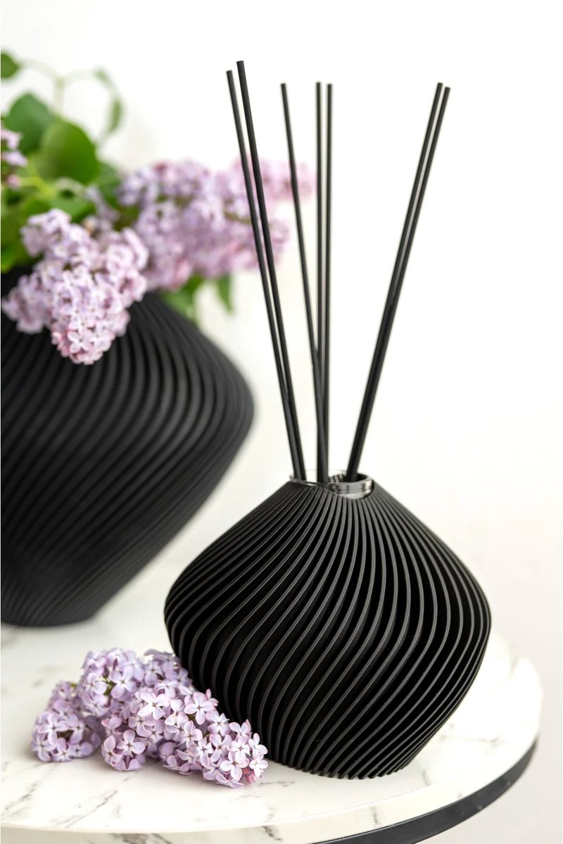 Černý 3D tištěný aroma difuzér Fiedler Design s vonnými tyčinkami