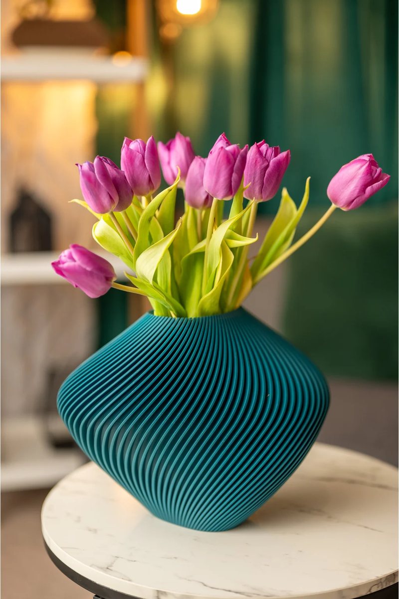 Tyrkysová 3D tištěná váza Fiedler Design s tulipány
