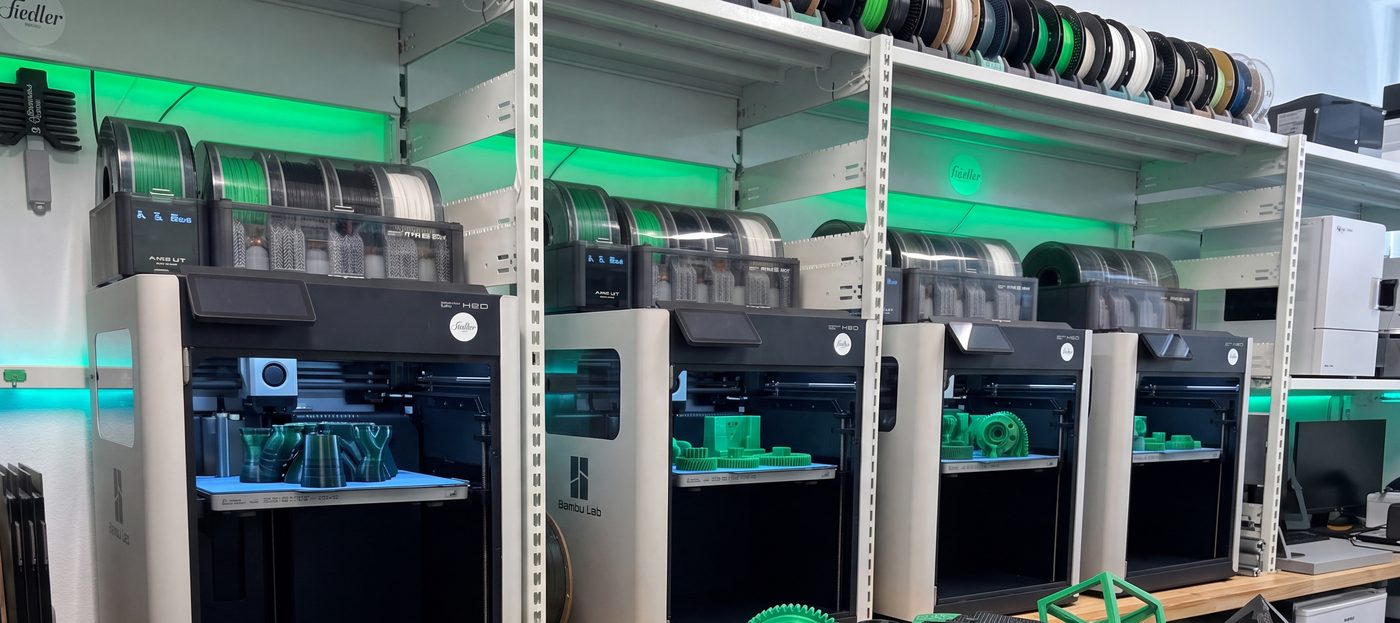 Profesionální 3D tiskárny při práci v tiskové farmě