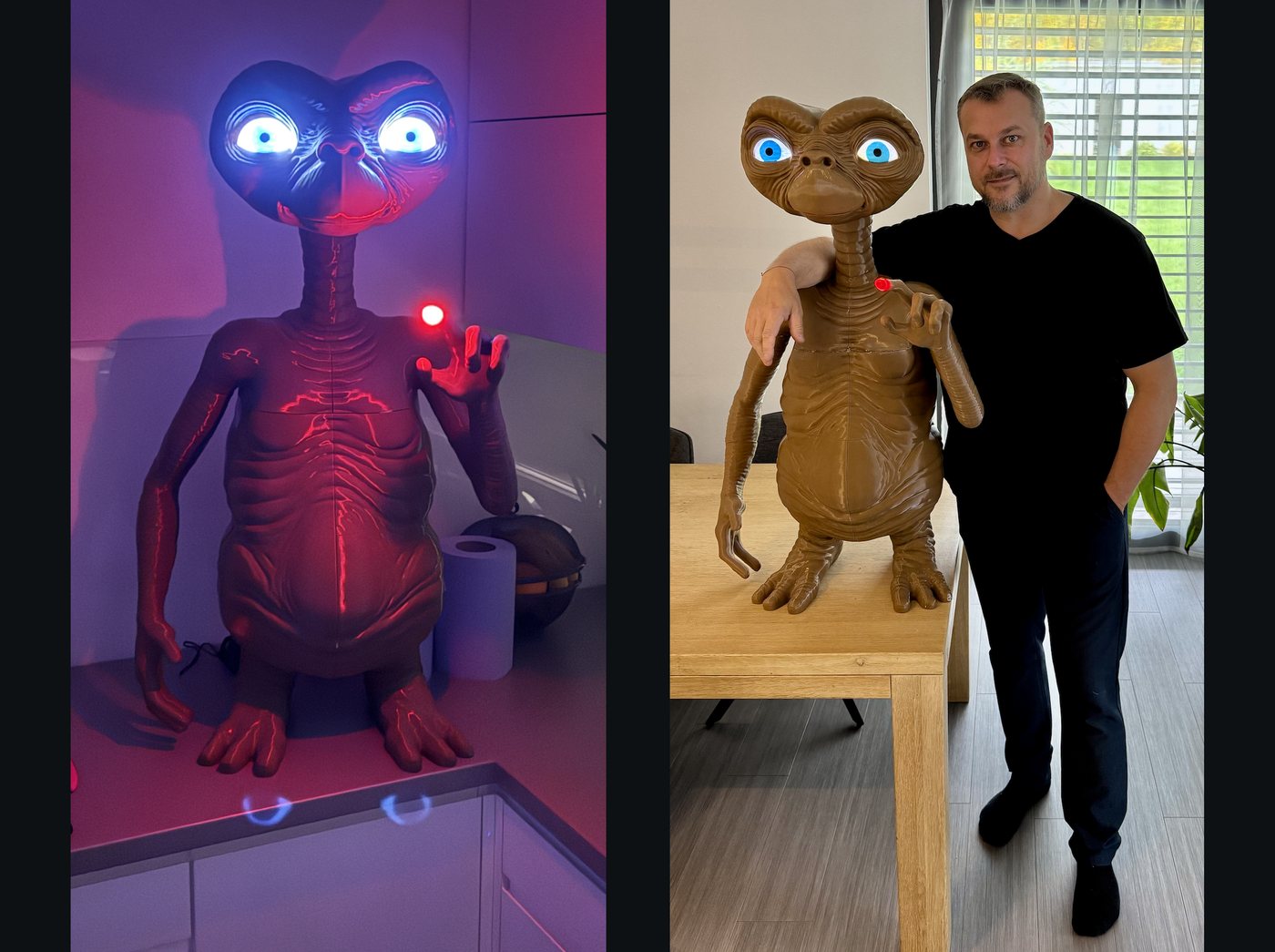 Vytištěná figurka mimozemšťana se svítícíma očima a svítícím prstem a tatáž figurka v životní velikosti vedle stojícího člověka