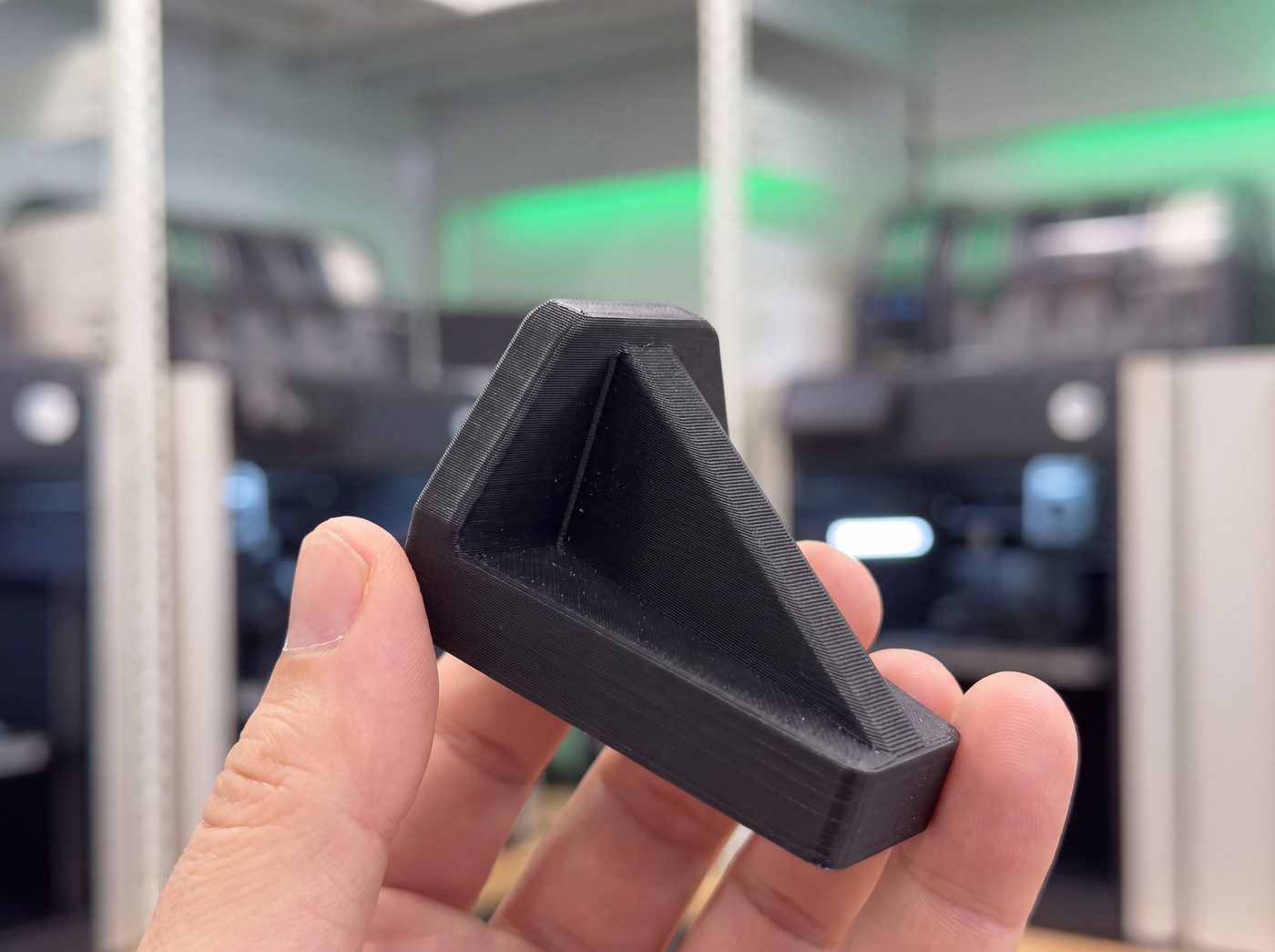 Detail zesíleného žebra na 3D tištěném dílu s viditelnými vrstvami tisku